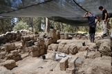 Arqueólogos observam resultados das escavações, em Modi'in, a 19 milhas de Jerusalém (Foto: Live Science)