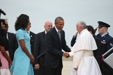 Presidente Barack Obama e sua esposa, Michele Obama, recebem o Papa Francisco, em base aérea dos Estados Unidos (Foto: AP Photo/Andrew Harnik)