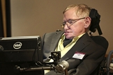 Stephen Hawkins foi acometido de uma doença neurodegenerativa ainda jovem. (Foto: The Guardian)