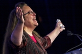 Kim Davis foi condenada por desacato ao tribunal distrital, após recusar-se a emitir licenças para casamentos gays e chegou a ficar presa por seis dias. (Foto: Reuters)