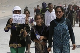 Mulheres e homens da etnia Yazidi em fuga da opressão imposta pelo Estado Islâmico na cidade de Sinjar. (Foto: Reuters / YOUSSEF BOUDLA)