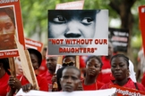 Familiares e amigos participam de manifestação, clamando pelo resgate das meninas sequestradas pelo Boko Haram em 2014, segurando placas como esta, que diz "Não sem nossas filhas"e com o lema "Tragam nossas garotas de volta" (Foto: Reuters)