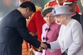 O Presidente chinês Xi Jinping foi recebido com honras da Corte Real britânica, como tapete vermelho, uma salva de tiros e um banquete, além do encontro com a rainha Elizabeth. (Foto: Chris Jackson/ Reuters)