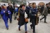 Pessoas chegam ao aeroporto de Pulkovo, Russia, em busca de notícias sobre parentes e amigos (Foto: The Guardian)