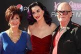 Katy Perry em meio aos pais Mary e Keith Hudson. (Foto: Ace Show Biz)