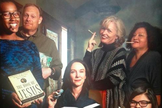 O grupo se reúne para compartilhar alguns ensinos das Escrituras Sagradas enquanto fumam cigarros de maconha. (Foto: Stoner Jesus Bible Study)