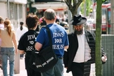 Organização Jews For Jesus (Judeus Por Jesus) durante evangelismo. (Foto: Jewdas)