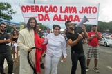 Evangélicos fazem 'Lava Jato da Alma' em foliões no bloco dos Raparigueiros, em Brasília. (Foto: Jéssica Nascimento/ G1)