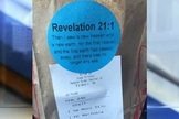 Na imagem, um cliente registrou o adesivo de seu lanche com o trecho bíblico de Apocalipse 21:1. (Foto: Josh Helmuth)