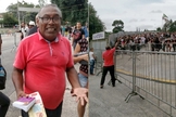Orlando Torres, membro da igreja Assembléia de Deus, aproveitou a fila do show dos Rolling Stones para evangelizar. (Foto: Renata Nogueira/UOL)