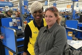 A funcionária Sharnique Dasant ao lado da cliente Ashley Jordan, em frente ao caixa do Walmart. (Foto: Reprodução/Facebook)