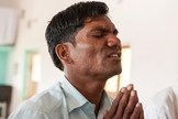 Homem durante momento de oração, na região da Ásia. (Foto: Gospel For Asia)