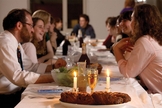 Família judia celebrando o Shabat, dia de descanso semanal. (Foto: Reprodução)