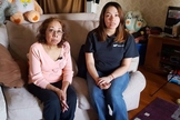 Julia e Denyce, avó e mãe de Ryu Pena, que morreu aos 4 anos. (Foto: Beth McDonough/KSTP)
