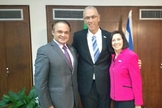 Deputado federal Roberto de Lucena ao lado do embaixador Yossi Sheli e da apóstola Valnice Milhomens Coelho. (Foto: Divulgação/Assessoria)