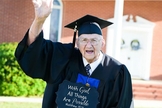 O pastor Horace Sheffield conquistou seu primeiro diploma aos 88 anos. (Foto: Reprodução/Facebook)