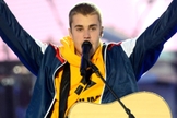 Justin Bieber se emocionou enquanto falava à multidão do show. (Foto: Dave Hogan/Getty Images)