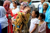 Mãe segura seu filho em meio ao caos instalado nas Filipinas, após cerco de terroristas. (Foto: Reuters)