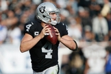 Derek Carr se tornou o jogador mais bem pago da história da NFL. (Foto: Brian Bahr/Stringer)