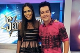 Cantor Regis Danese ao lado da apresentadora Daniela Albuquerque na RedeTV! (Foto: Divulgação/RedeTV!)