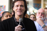 Jim Carrey em discurso no centro de reabilitação Homeboy Industries, na Califórnia. (Foto: Reprodução/Homeboy Industries)