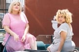 Gabi Gregg e Nicolette Mason exibem looks fashionistas para mulheres plus size. (Foto: Divulgação/Premme)