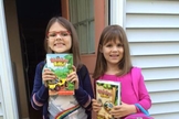 As irmãs Katy, de 8 anos e Bayla, de 7 anos, também levaram suas Bíblias para a escola. (Foto: Bring Your Bible to School)