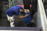Stephen Curry fez uma oração pelo sobrinho de seu adversário que estava em luto. (Foto: Reprodução/Twitter)