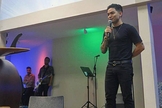Yudi Tamashiro contando seu testemunho na Igreja Bola de Neve em Alphaville. (Foto: Reprodução/Facebook)