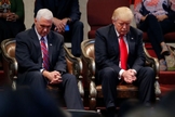 Donald Trump e Mike Pence em oração antes de se dirigirem aos pastores em Ohio, nos EUA. (Foto: Reuters/Jonathan Ernst)
