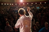 Jonathan passou os últimos 30 anos no evangelismo e cura, falando para multidões de até 300 mil pessoas. (Foto: Reprodução/Facebook/Mission 24)