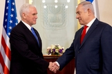 Vice-presidente dos EUA, Mike Pence com o primeiro-ministro israelense, Benjamin Netanyahu. (Foto: Ariel Schalit, Pool/Associated Press)