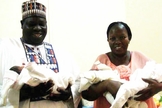 Hope Lumsambani Dilli segura os trigêmeos ao lado de seu marido. (Foto: Reprodução/Punch Nigeria)