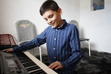 Mesmo cego, João Carlos aprendeu sozinho a tocar bateria, violão e teclado. (Foto: Reprodução/A Crítica)