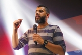 Pastor Leandro Vieira, cofundador da Base Missionária Casa de Oração em Curitiba. (Foto: REVO Intense)
