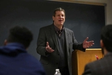 O autor e evangelista Lee Strobel ministrando na Universidade Batista de Houston. (Foto: Mayra Beltran/Houston Chronicle)