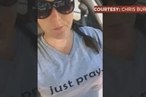 Professora Chris Burrell usando camiseta com a frase "Just Pray", que significa "Apenas Ore". (Foto: Reprodução)