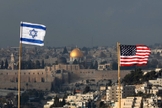 Bandeiras israelenses e americanas erguidas diante da Cúpula da Rocha, na Cidade Velha de Jerusalém. (Foto: EPA-EFE/Abir Sultan)