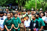Amigos dos meninos cantando diante da caverna onde o time e seu treinador estão presos. (Foto: Xinhua/Rachen Sageamsak/IANS)