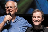 Loren Cunningham, fundador da JOCUM ao lado de Mike Bickle, fundador da IHOPKC. (Foto: Thema Black/Getty Images/Istock)