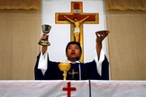 Padre católico Liu Yong Wang em capela improvisada na vila de Bai Gu Tun, nos arredores da cidade de Tianjin. (Foto: Reuters)