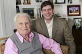 Will Graham ao lado de seu avô, o falecido evangelista Billy Graham. (Foto: Billy Graham Evangelistic Association)