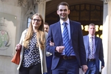 Daniel e Amy McArthur, proprietários da confeitaria Ashers, saindo do Supremo Tribunal em Londres. (Foto: Victoria Jones/AP)