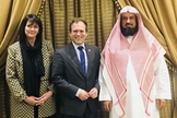 Os comissários dos EUA Nadine Maenza e Johnnie Moore ao lado do presidente saudita da CPVPV Sheikh Abdullah Al-Sanad. (Foto: Comissão de Liberdade Religiosa dos EUA)