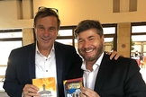 Pastor Tom Hess (à esquerda) firmou uma aliança com o ap. Joel Engel para que suas Casas de Oração 24/7 trabalhem em conjunto. (Foto: Ministério Engel)