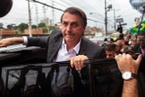 Jair Bolsonaro (PSL) durante campanha eleitoral no Mercadão de Madureira, no Rio de Janeiro. (Foto: Mauro Pimentel/AFP)