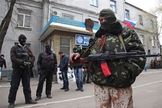 Ativistas pró-russos armados em frente à delegacia na cidade ucraniana de Slavyansk. (Foto: Anatoliy Stepanov/AFP/Getty Images)