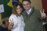 Michelle Bolsonaro ao lado do marido, o presidente eleito do Brasil, Jair Bolsonaro. (Foto: Ricardo Moraes/AP)