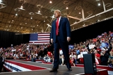 Donald Trump interrompeu o próprio discurso para pedir socorro a uma mulher que desmaiou em um de seus comícios. (Foto: Reprodução)