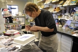 Jack Phillips foi processado por um casal homossexual, ofendido por grupos LGBT e recebeu diversas ameaças anônimas, após se recusar a fazer um bolo para um casamento gay. (Foto: Lindsay Pierce/The Denver Post)
